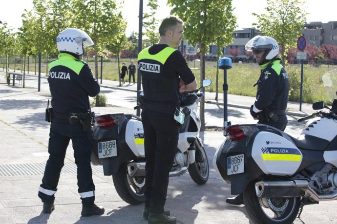 Control de la Policía Local de Vitoria por las restricciones covid.