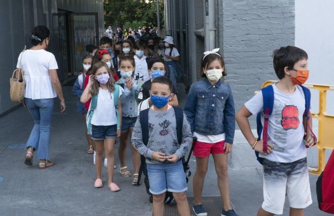 Alumnos de Urkide inician un nuevo curso escolar con medidas de protección sanitaria.