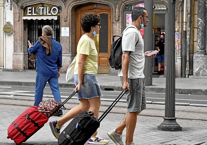Varios turistas arrastran sus maletas. Foto: Oskar González
