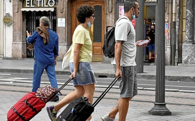 Varios turistas arrastran sus maletas. Foto: Oskar González