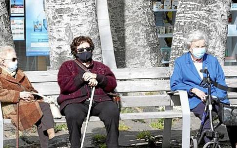 Personas mayores sentadas en un banco de Vitoria, compartiendo un rato al sol. Foto: Alex Larretxi Personas mayores sentadas en un banco de Vitoria, compartiendo un rato al sol. Foto: Alex Larretxi