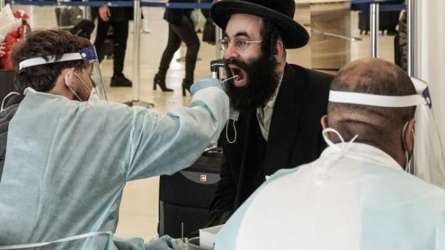 Un hombre israelí es sometido a un test covid