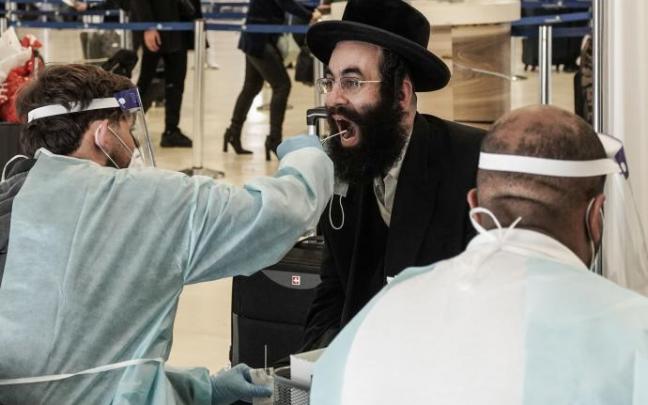 Un hombre israelí es sometido a un test covid Un hombre israelí es sometido a un test covid