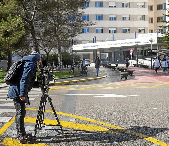 La expectación mediática fue máxima en el HUA-Txagorritxu en los días posteriores a la detección del primer contagio. Foto: Jorge Muñoz