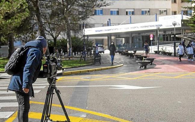 La expectación mediática fue máxima en el HUA-Txagorritxu en los días posteriores a la detección del primer contagio. Foto: Jorge Muñoz