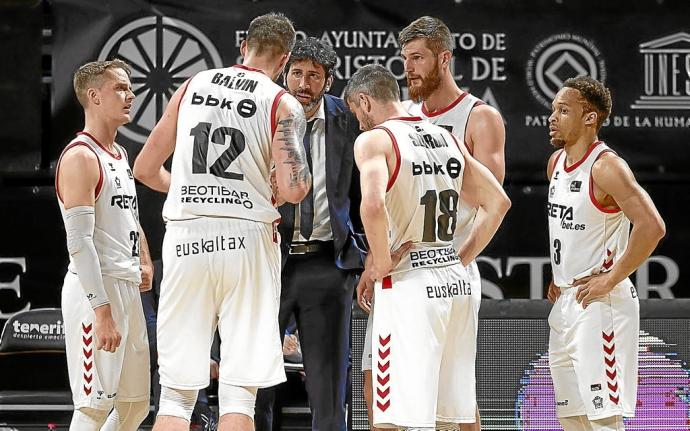 Álex Mumbrú da instrucciones a sus jugadores en una pausa del partido en Tenerife. Foto: ACBPhoto/E. Cobos