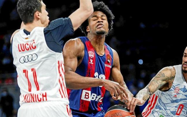 Giedraitis, arriba contra el San Pablo Burgos, y Enoch, abajo contra el Bayern, han empeorado sus números. Fotos: ACB Photo/A. Bouzo y J. Muñoz