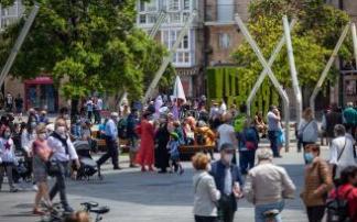 Pese a que el uso de las mascarillas en el exterior, siempre que no haya aglomeraciones, no es obligatorio en la calle desde el pasado 26 de junio, muchos ciudadanos, como los de estas imágenes en el centro de la capital alavesa, siguen prefiriendo seguir
