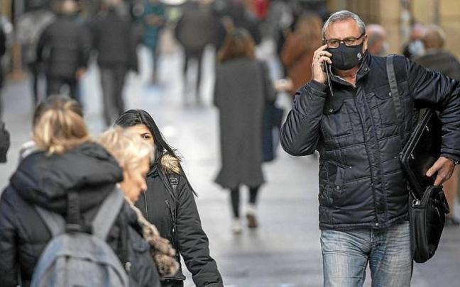 Varias personas caminan por la Parte Vieja de Donostia. Foto: Ruben Plaza