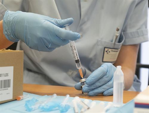 Una enfermera preparando una dosis de la vacuna