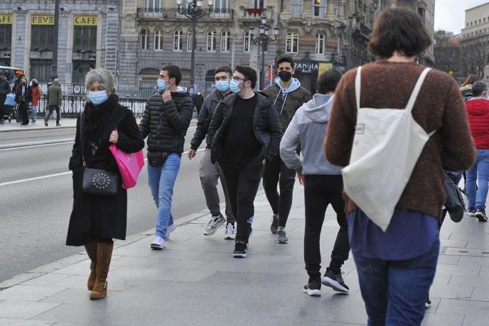 Personas andando por Bilbao con mascarilla