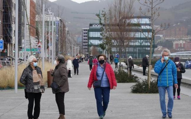 Personas paseando portando mascarilla