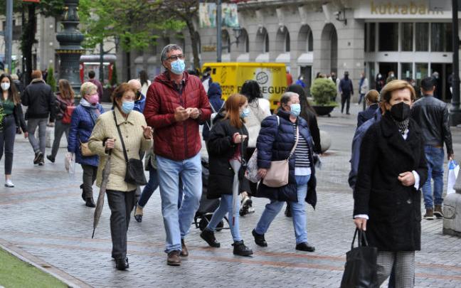 Personas por la Gran Vía de Bilbao