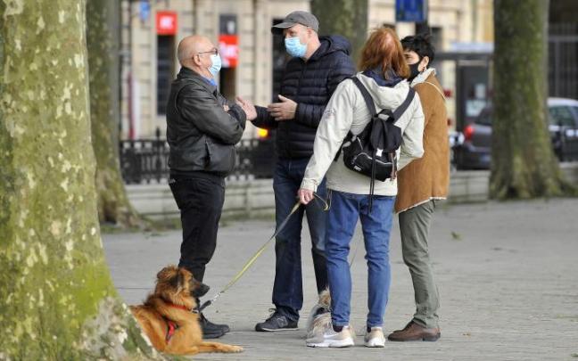 Un grupo de personas charla en la calle