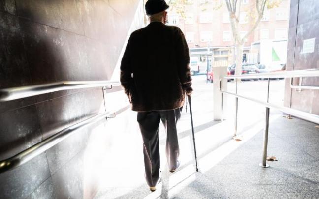 Un hombre saliendo del centro de salud de Habana-Cuba en Gasteiz