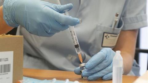 Una enfermera preparando una dosis de la vacuna