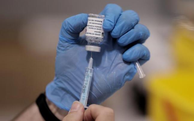 Un sanitario prepara una dosis de la vacuna contra la covid-19.