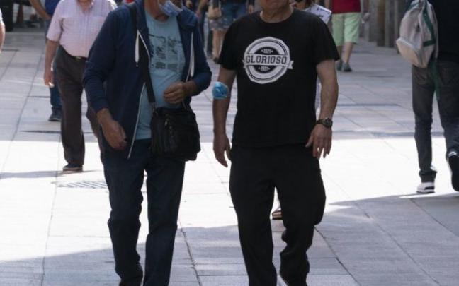 Dos personas ajenas a la información pasean por Vitoria.