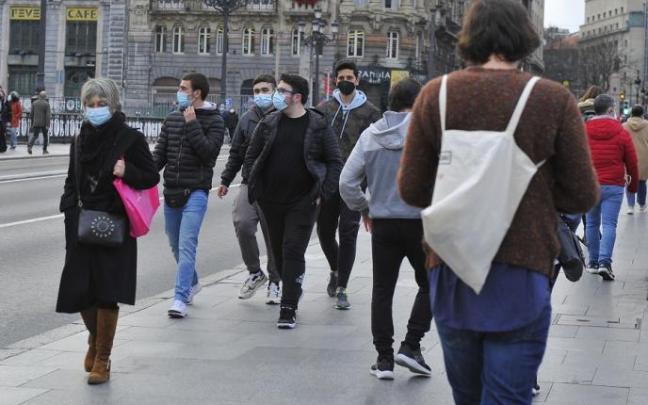 Personas caminando por Bilbao