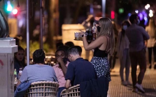 Un grupo de jóvenes en una terraza.