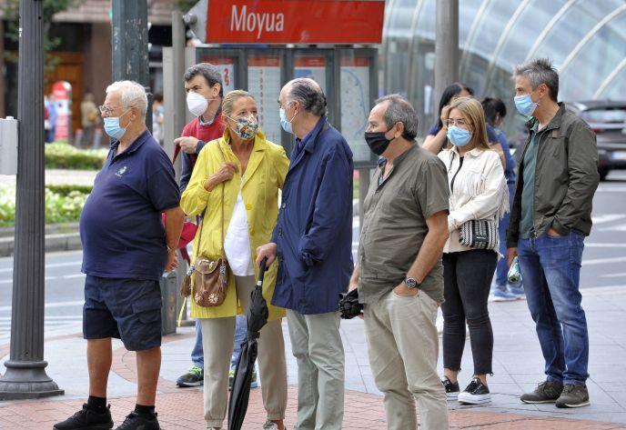 Un grupo de personas con mascarilla por la calle en Bilbao