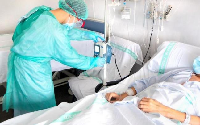 Personal sanitario atiende a un paciente contagiado por coronavirus. Personal sanitario atiende a un paciente contagiado por coronavirus.