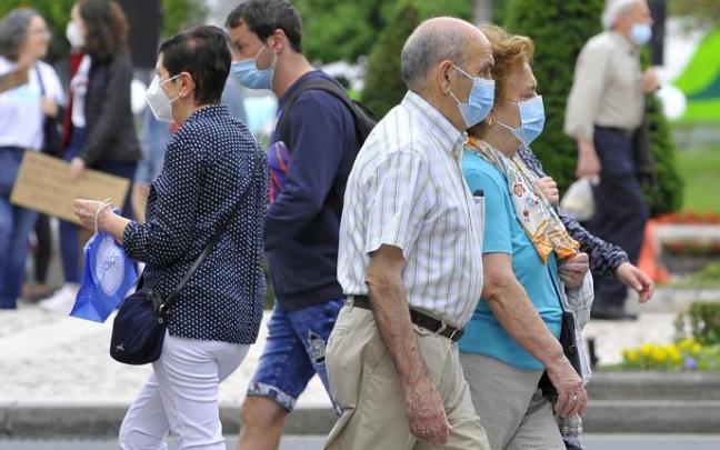 Personas por la calle con mascarilla