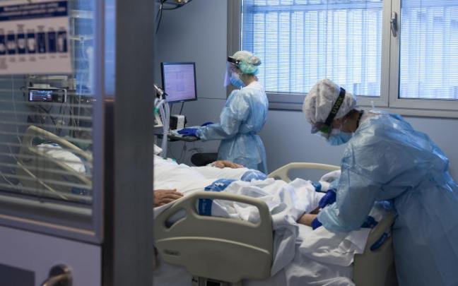 Sanitarios atienden a un enfermo de covid.