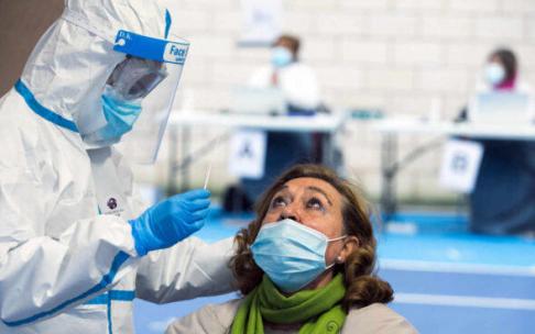 Un sanitario realiza una prueba PCR a una mujer