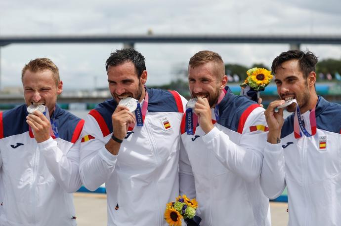 Marcus Walz, Saúl Craviotto, Carlos Arévalo y Rodrigo Germade posan con la medalla de plata.