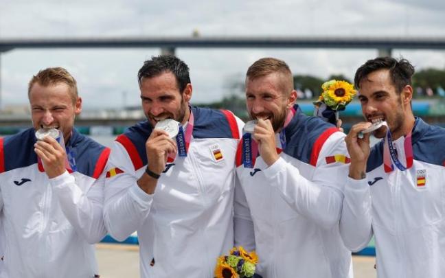 Marcus Walz, Saúl Craviotto, Carlos Arévalo y Rodrigo Germade posan con la medalla de plata.