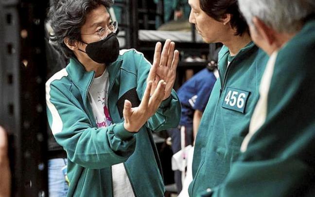 Hwang Dong-hyuk, en el rodaje de la serie. Foto: Netflix