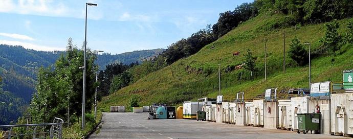 Los 'garbigunes' de Elgoibar y Eibar cuentan con nuevas cajas para el depósito de plásticos. Foto: N.G.