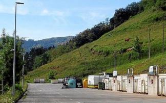Los 'garbigunes' de Elgoibar y Eibar cuentan con nuevas cajas para el depósito de plásticos. Foto: N.G.