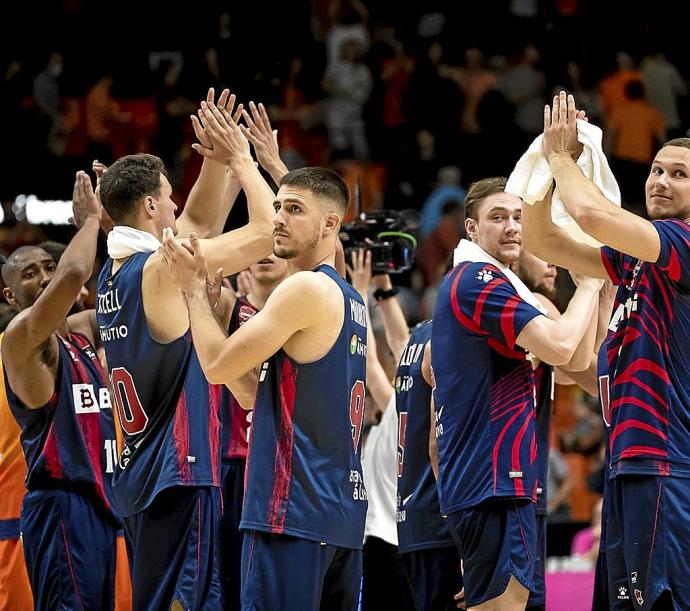 Los jugadores del Baskonia saludan desde el centro de La Fonteta tras ganar el partido. Foto: Área 11