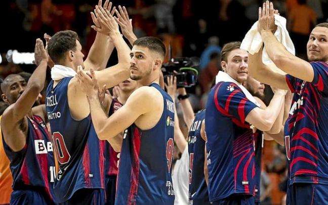 Los jugadores del Baskonia saludan desde el centro de La Fonteta tras ganar el partido. Foto: Área 11