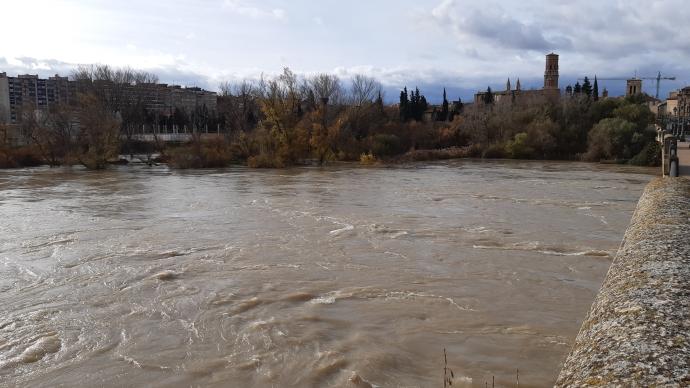 Vista de Tudela desde el puente del Ebro con el río desbordado