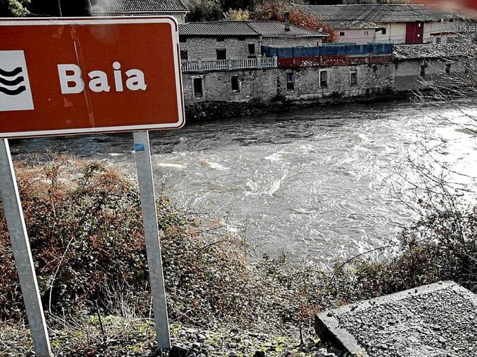 Las crecidas de los ríos vuelven a cortar carreteras en Álava