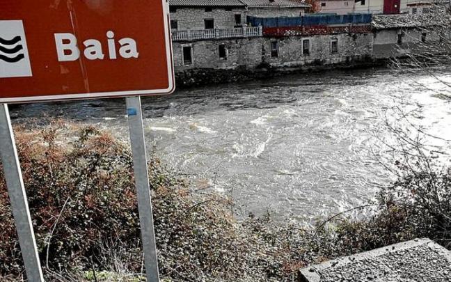 Las crecidas de los ríos vuelven a cortar carreteras en Álava
