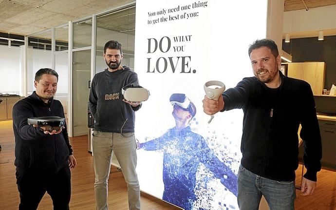 De izquierda a derecha, David Cuadrado, Imanol Erauskin e Iban Lozano, en las instalaciones de Oreka Interactive.