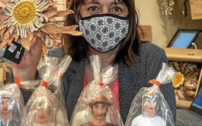 Eli Jauregi muestra algunos regalos que venden en Alboka.