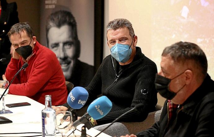 Marcos López, Juan Carlos Unzué y Luis Martín, en la presentación de ayer en El Corte Inglés de Pamplona.