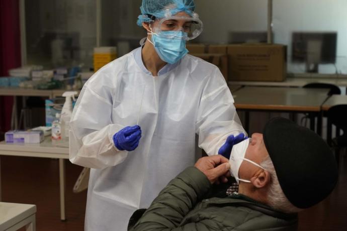 Un sanitario realizando una prueba de detección en un centro de salud de Gasteiz.