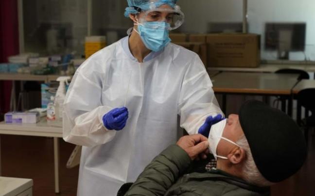 Un paciente se somete a la realización de una prueba PCR en un centro de salud de Gasteiz. Un paciente se somete a la realización de una prueba PCR en un centro de salud de Gasteiz.
