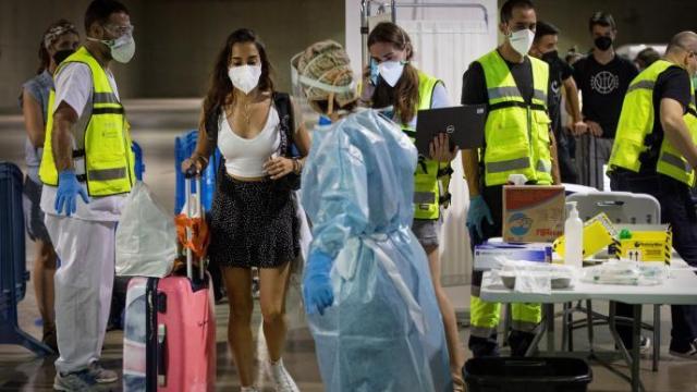 Jóvenes procedentes de Salou se comenten a una PCR a su llegada