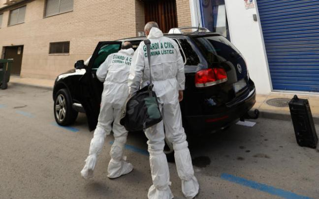 Los criminalistas trabajan en las inmediaciones del trastero donde han hallado el cuerpo de la joven.