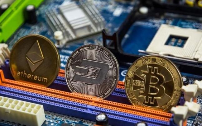 Representación de ethereum, dogecoin y bitcoin. Representación de ethereum, dogecoin y bitcoin.