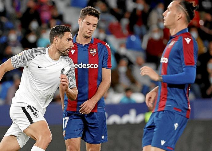 Antonio Puertas celebra el lunes el tercer gol del Granada ante el Levante. Foto: Juan Carlos Cárdenas