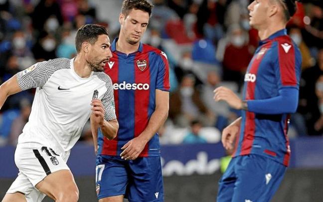Antonio Puertas celebra el lunes el tercer gol del Granada ante el Levante. Foto: Juan Carlos Cárdenas