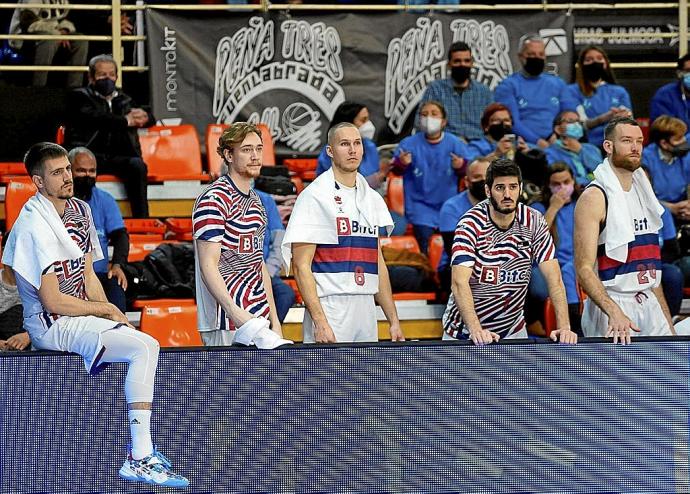 Marinkovic, Raieste, Sedekerskis, Barrera y Costello, cariacontecidos durante la derrota contra el Fuenlabrada del pasado domingo. Foto: Área 11